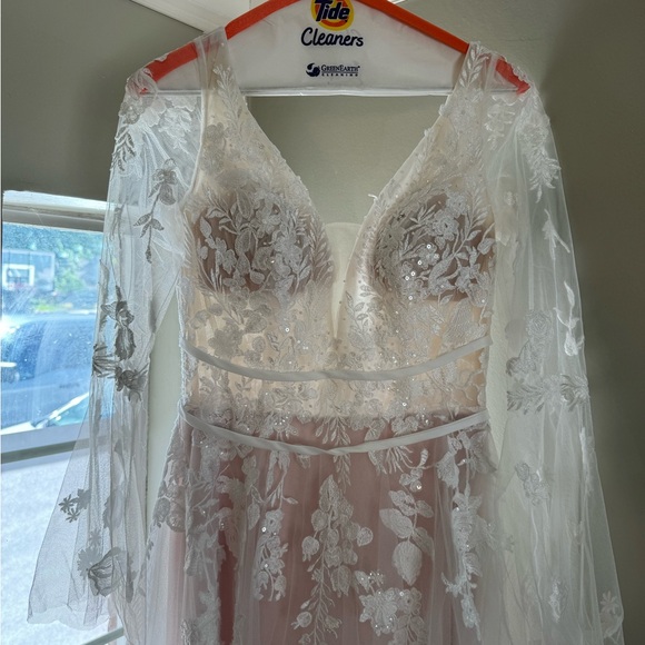 Lux & Love vintage-style bell-sleeve wedding dress - Picture 5 of 15